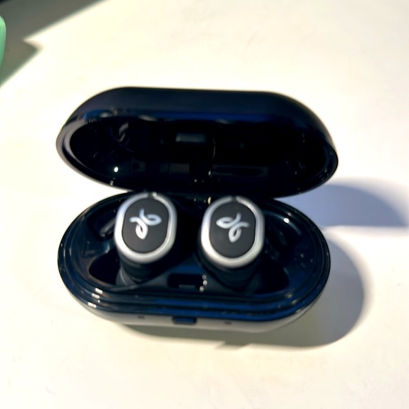 Jaybird Black RunXT True in Ear Wireless Earbuds - Picture 2 of 3